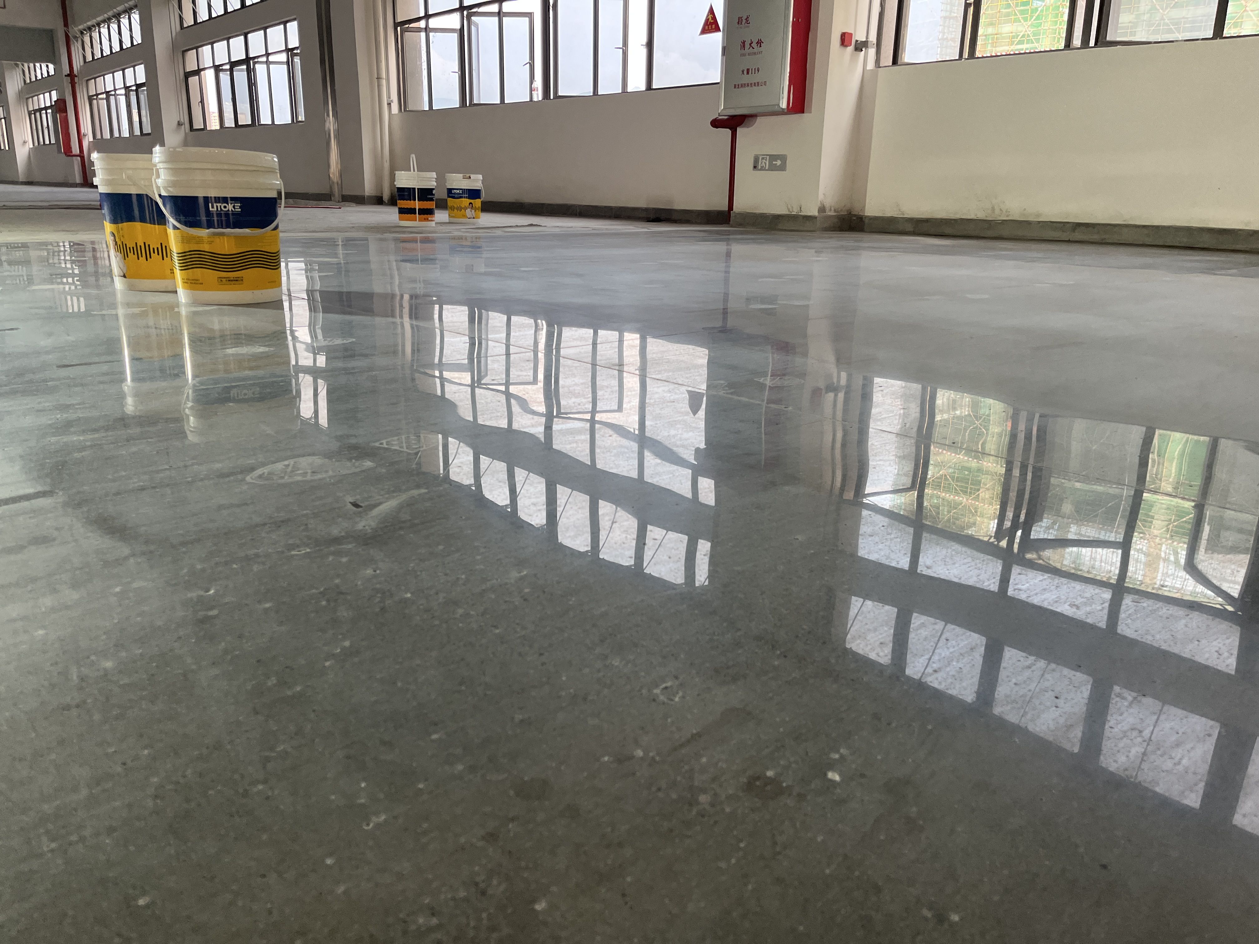 固化地坪憑什么能用在工廠車間？耐磨、抗壓、不起塵是真的嗎？